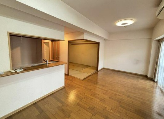 【中古マンション】ダイアパレス若葉壱番館の居間・リビング|窓も大きく採光・採風しっかりとれています