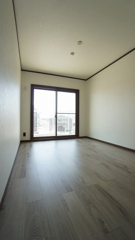 【洋室】 | 南観音３丁目　フルリノベ済み３ＬＤＫマンション | 約6帖の洋室２　大容量の収納クローゼットつき　バルコニーつながり