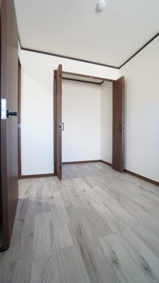 【洋室】 | 南観音３丁目　フルリノベ済み３ＬＤＫマンション | 約5帖の洋室　大容量の収納クローゼットつき