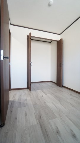【洋室】 | 南観音３丁目　フルリノベ済み３ＬＤＫマンション | 約5帖の洋室　大容量の収納クローゼットつき