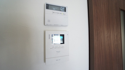 【内装】 | 南観音３丁目　フルリノベ済み３ＬＤＫマンション | 給湯操作パネル　ＴＶモニタインターホン　お風呂の準備も楽ちん　来客対応、セキュリティ対策も充実