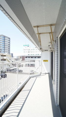 【バルコニー】 | 南観音３丁目　フルリノベ済み３ＬＤＫマンション | 広々ワイドバルコニー　南西向き陽当り、眺望も良好　洋室２部屋から出入りできます