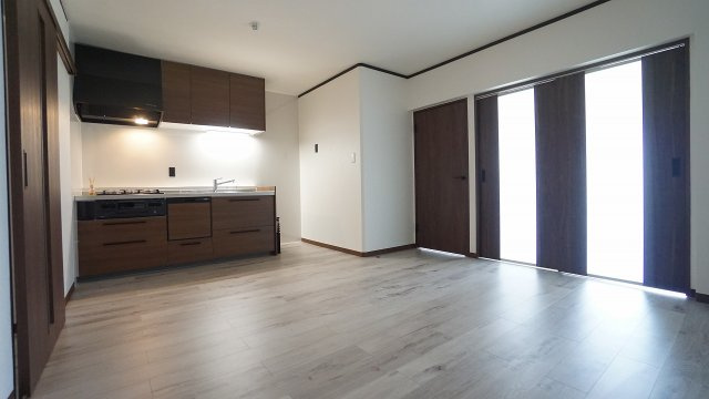 【居間・リビング】 | 南観音３丁目　フルリノベ済み３ＬＤＫマンション | 約10帖ＬＤＫ　