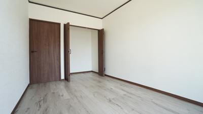 【洋室】 | 南観音３丁目　フルリノベ済み３ＬＤＫマンション | 約6帖の洋室１　大容量の収納クローゼットつき　バルコニーつながり