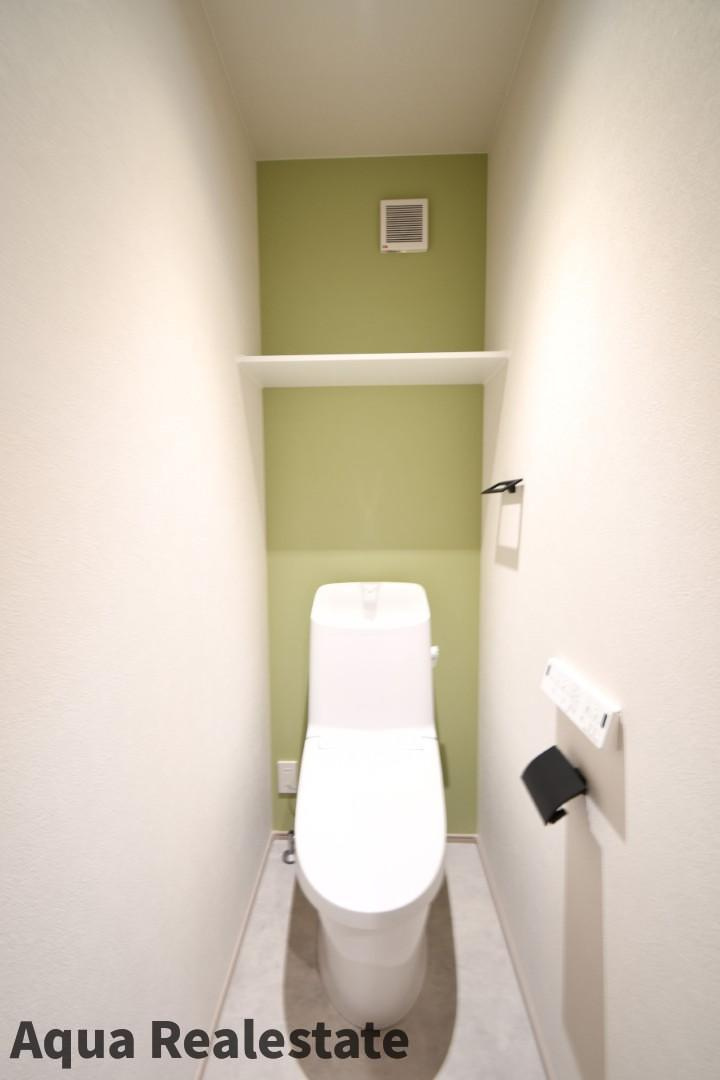オール電化デザイナーズハウス羽ノ浦町建売㉗のトイレ|シャワー洗浄機能付きのトイレは、清潔感が印象的な空間ですね。
