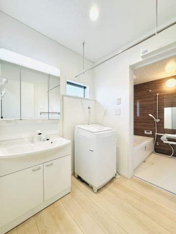 上里町堤　中古住宅の独立洗面台