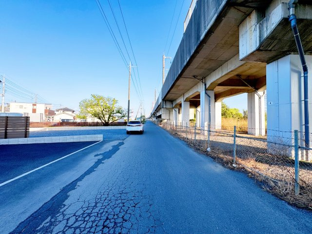 上里町堤　中古住宅の前面道路含む現地写真