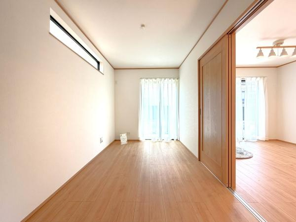 横浜市旭区中沢３丁目の新築一戸建の洋室|二面採光の明るく、落ち着きのある洋室！
休日はこちらでおくつろぎ下さい♪
