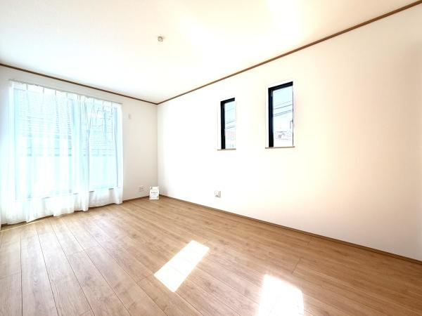 横浜市旭区中沢３丁目の新築一戸建の洋室|窓からの光が嬉しい洋室です。
収納もあり、荷物が多い方にも安心です♪
