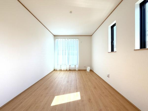 横浜市旭区中沢３丁目の新築一戸建の洋室|落ち着きのある洋室です！
休日はこちらでおくつろぎ下さい♪