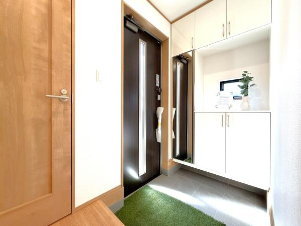 横浜市旭区中沢３丁目の新築一戸建の玄関|この明るい玄関が気持ちよく迎え入れてくれます。