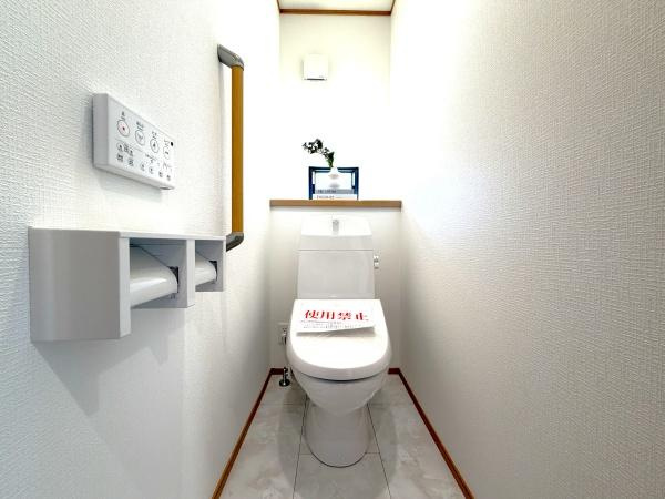 横浜市旭区中沢３丁目の新築一戸建のトイレ|清潔感のある内装のすっきりとしたデザインのトイレです。
水周りが綺麗だと安心ですね。
