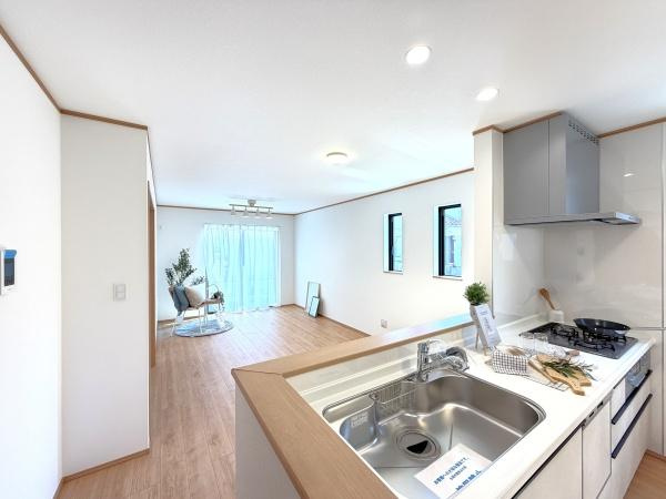 横浜市旭区中沢３丁目の新築一戸建の居間・リビング|対面式のキッチンはお料理中でも家族とのお話も弾みます。
