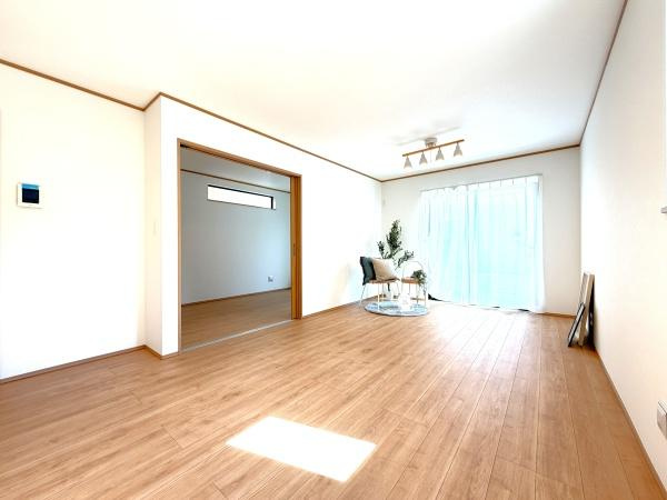 横浜市旭区中沢３丁目の新築一戸建の居間・リビング|家族が自然と集まるリビングは
落ち着きのある空間です♪