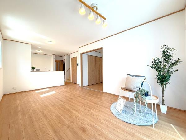 横浜市旭区中沢３丁目の新築一戸建の居間・リビング|明るいLDK！！
陽当たり良好です。
