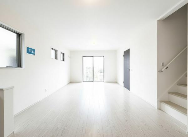 横浜市金沢区片吹の新築一戸建の居間・リビング|窓からは明るい光が差し込みます！
電気をつけなくても明るいです。