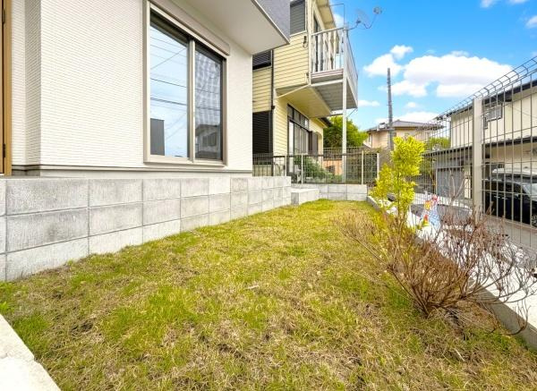 横浜市金沢区片吹の新築一戸建の庭|広々としたお庭！
ガーデニングや、物置を置いたり、芝を敷くとお庭に雰囲気も変わります！
ゆったりとした生活を満喫♪