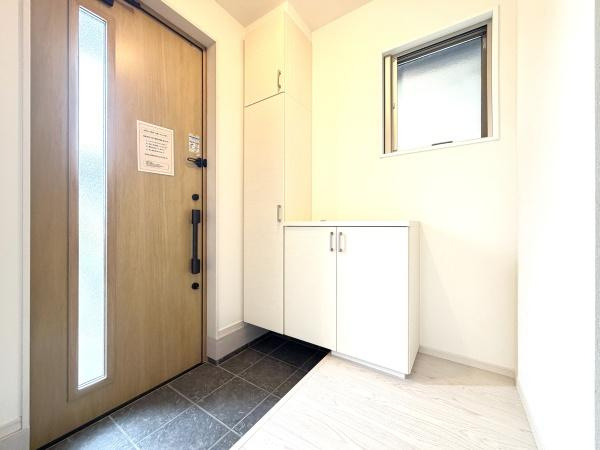 横浜市金沢区片吹の新築一戸建の玄関|この明るい玄関が気持ちよく迎え入れてくれます。