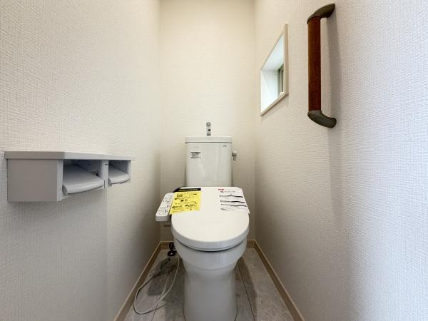 横浜市金沢区釜利谷東１丁目の新築一戸建のトイレ|清潔感のある内装のすっきりとしたデザインのトイレです。
水周りが綺麗だと安心ですね。

