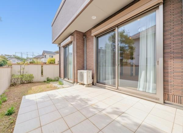横浜市都筑区牛久保西３丁目の中古一戸建の庭|広々としたお庭！
ガーデニングや、物置を置いたり、芝を敷くとお庭に雰囲気も変わります！
ゆったりとした生活を満喫♪