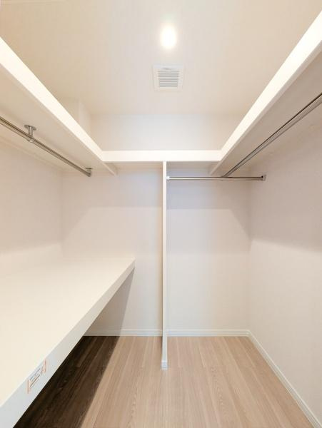 横浜市都筑区牛久保西３丁目の中古一戸建の収納|WICでお部屋もスッキリと利用できます！
洋服以外にも収納できるのは嬉しいポイント！