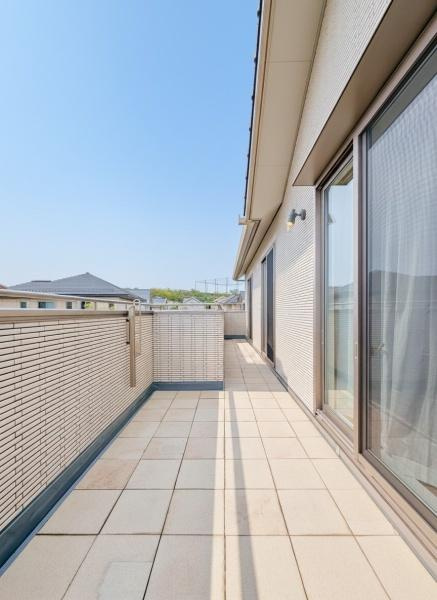 横浜市都筑区牛久保西３丁目の中古一戸建のバルコニー|陽当り良好のバルコニー！
風通しもよく気持ちいいです