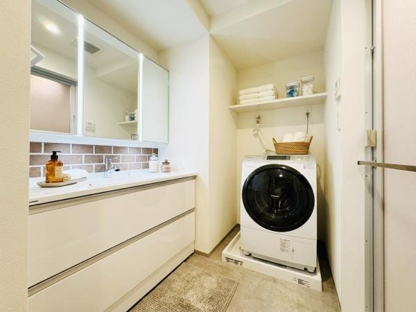 ライオンズスクエア用賀の独立洗面台|十分な大きさの洗面台は収納力大。身だしなみチェックや歯磨きなど、朝の慌ただしい時間でも余裕とゆとりを感じられます！
