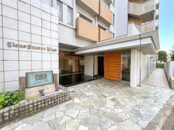 ライオンズスクエア用賀のエントランス|管理が行き届いて、きれいなエントランスです