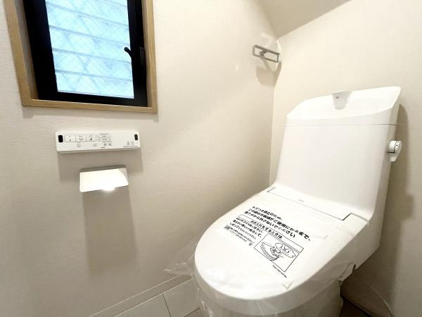 【トイレ】 | すっきりとしたデザインのトイレ空間。シンプルにまとめられた室内は、掃除のしやすさにも優れています。