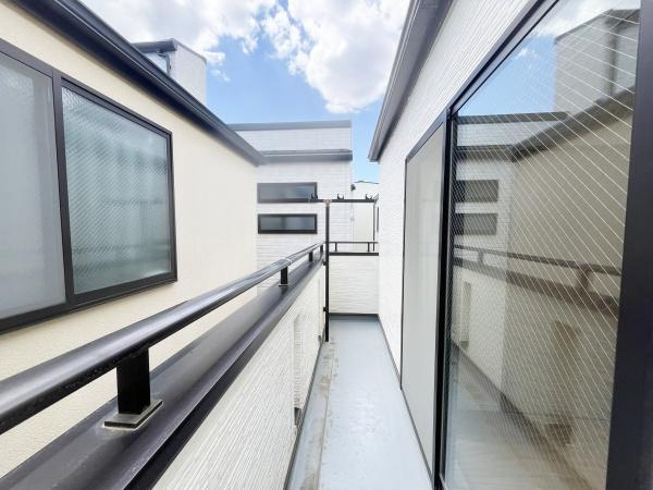 川崎市中原区井田中ノ町の中古一戸建のバルコニー|南面のバルコニーは、陽当たりはもちろん、ばっちり！
風通しが良くお洗濯物が良く乾きそうです。