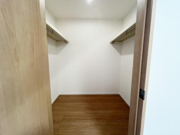 【収納】 | ウォークインクローゼット付きの主寝室は、衣類をたっぷり収納できる広さ。室内がすっきり保てる、ゆとりある設計です。