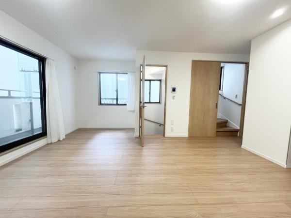 川崎市中原区井田中ノ町の中古一戸建の居間・リビング|みんなが集うLDKはあたたかい日差しが入り込み、自然と楽しい会話が弾む幸せな空間に