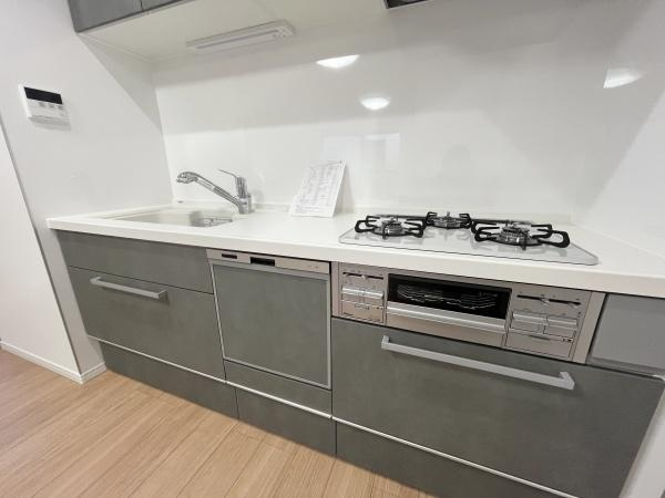 川崎市中原区井田中ノ町の中古一戸建のキッチン|キッチンスペースは広々しており、調理の効率が上がる３口コンロに、食洗器もついており、家事もはかどります