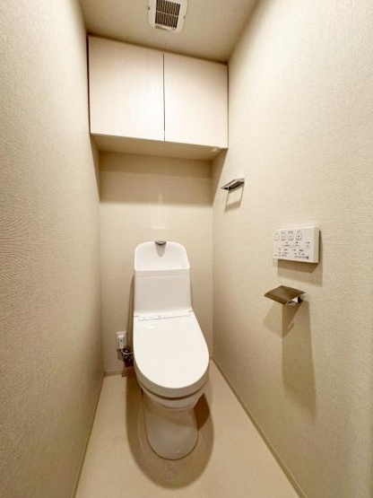 【トイレ】 | オープンレジデンシア横浜反町 | すっきりとしたデザインのトイレ空間。シンプルにまとめられた室内は、掃除のしやすさにも優れています。