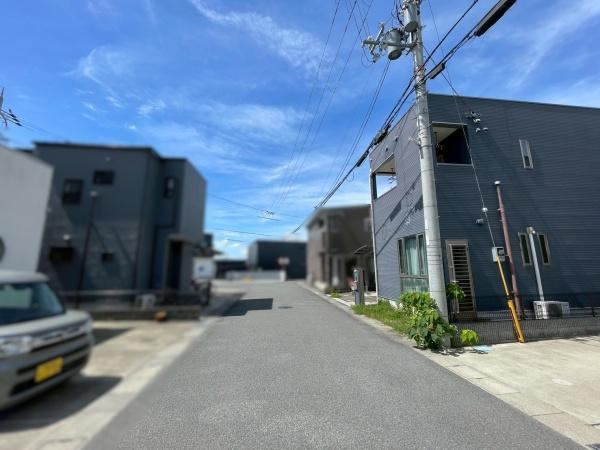 岩出市中黒　中古戸建の前面道路含む現地写真