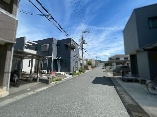 岩出市中黒　中古戸建の前面道路含む現地写真