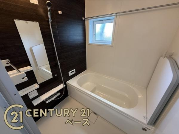 奈良市あやめ池南２丁目 １号棟 ／新築一戸建の浴室|■現地撮影写真■浴室暖房乾燥機を完備！ゆったりした浴槽での入浴は疲れも癒してくれます！