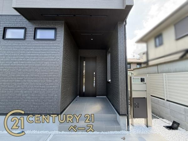 奈良市あやめ池南２丁目 １号棟 ／新築一戸建の玄関|■現地撮影写真■道路との高低差はほとんどありません！