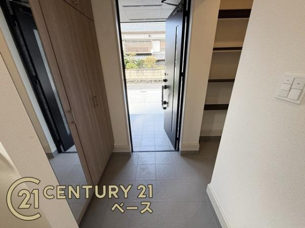 奈良市あやめ池南２丁目 １号棟 ／新築一戸建の玄関|■現地撮影写真■玄関には広々土間収納があります！履物の他にも傘立てやベビーカーも仕舞えます！