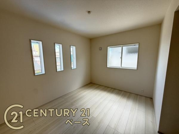 奈良市あやめ池南２丁目 １号棟 ／新築一戸建の洋室|■現地撮影写真■日当たりのよい明るい雰囲気の洋室です！