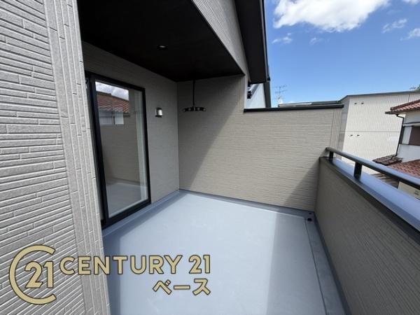 奈良市あやめ池南２丁目 １号棟 ／新築一戸建のバルコニー|■現地撮影写真■日当たりのよい広々としたバルコニー！洗濯物もよく乾きます！