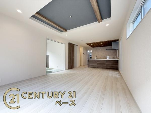 奈良市あやめ池南２丁目 １号棟 ／新築一戸建の居間・リビング|■現地撮影写真■家族団欒も快適な19.75帖の広々としたリビング！家具配置後もスペースにゆとりがあります！