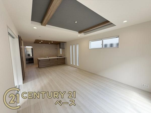 奈良市あやめ池南２丁目 １号棟 ／新築一戸建の居間・リビング|梁のあるリビングで天井が高く、部屋が広く感じられます！