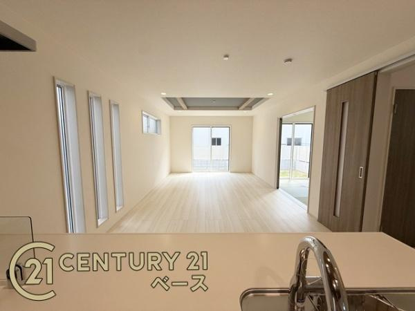奈良市あやめ池南２丁目 １号棟 ／新築一戸建の居間・リビング|■現地撮影写真■ご家族でくつろげる広々としたリビング！