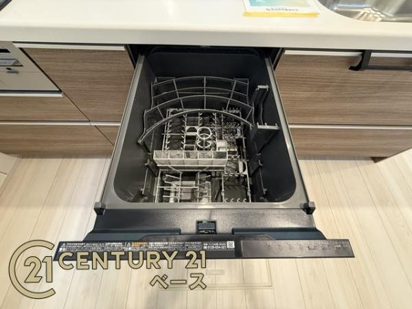 奈良市あやめ池南２丁目 １号棟 ／新築一戸建のキッチン|■現地撮影写真■食洗機付きで毎日の洗い物も楽々！家事負担軽減！