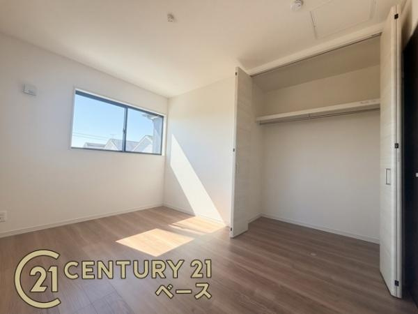 リーブルガーデン東九条町 ２号棟 ／新築一戸建の内観：施工例|■冬物のコートや季節ものなど、たっぷり収納可能！■
