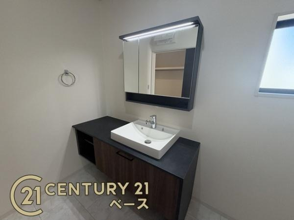 リーブルガーデン東九条町 ２号棟 ／新築一戸建の内観：施工例|■三面鏡タイプのミラーキャビネット！収納スペースも豊富です！■