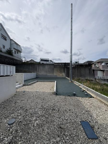 横浜市旭区白根８丁目の売地の前面道路含む現地写真|注文住宅経験の営業と一緒にハウスメーカー選びからも可能です、何でもご相談ください。