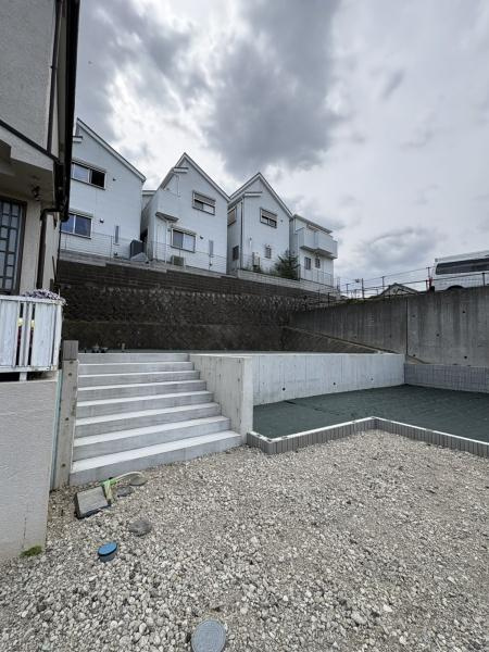 横浜市旭区白根８丁目の売地の前面道路含む現地写真