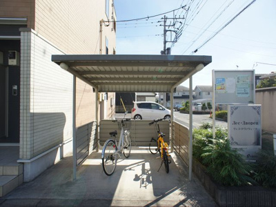 【その他共用部分】 | リェスドヴァリェーツ | 屋根付きの駐輪場があります♪